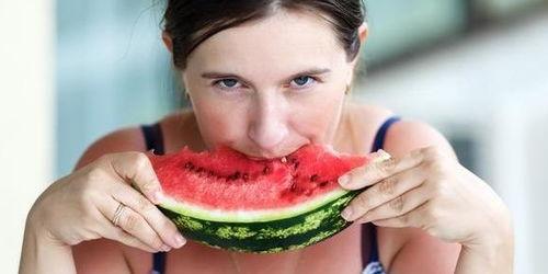 聪明女孩吃瓜视频