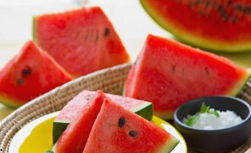 好友一起吃瓜,共享吃瓜盛宴，欢乐时光尽在此刻