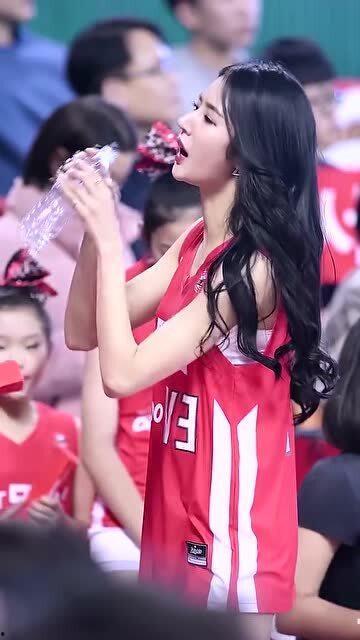 吃瓜女神球场视频,吃瓜女神挥洒汗水，展现运动魅力