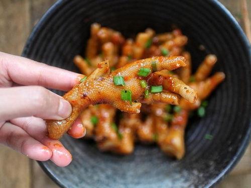 啃鸡爪吃瓜,品味夏日悠闲时光