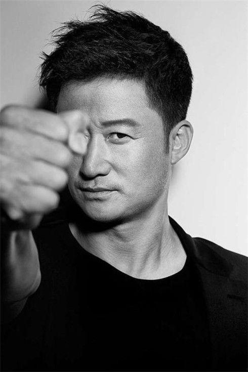 吴京吃大瓜硬汉视频,硬汉形象再升级！大瓜视频曝光幕后真相