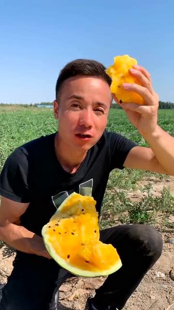 吃瓜的样子真好