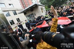 吃瓜群众前来观看,共赏精彩瞬间