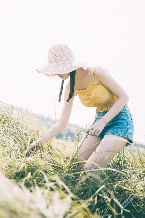 健身女生拍照吃瓜,美味与健康并存！