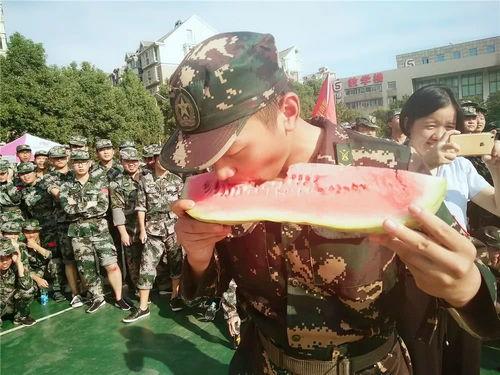 军训吃瓜在线,揭秘军营里的欢乐时光 第2张 军训吃瓜在线,揭秘军营里的欢乐时光 第2张